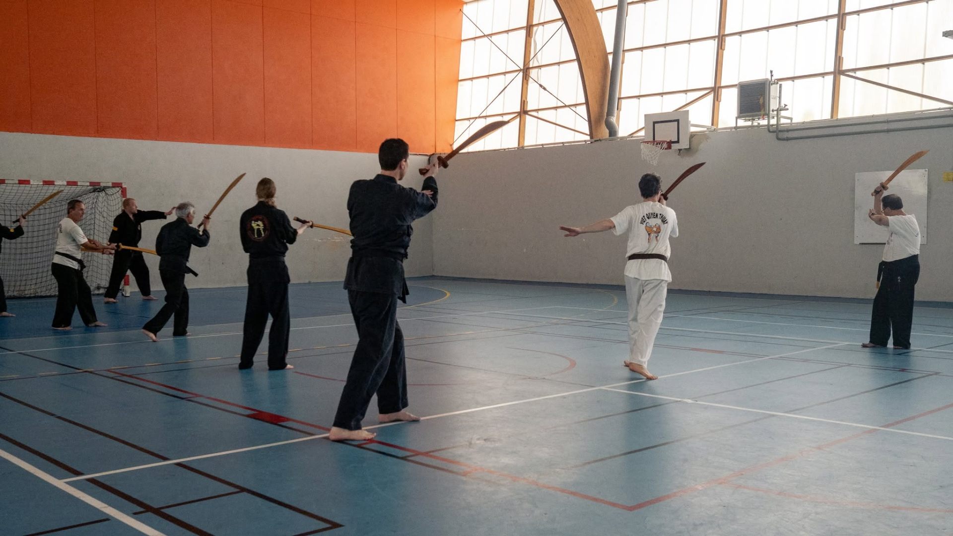 Pratiquant d'art martial vietnamien Viet Quyên Thuât en position de garde avec sabre traditionnel