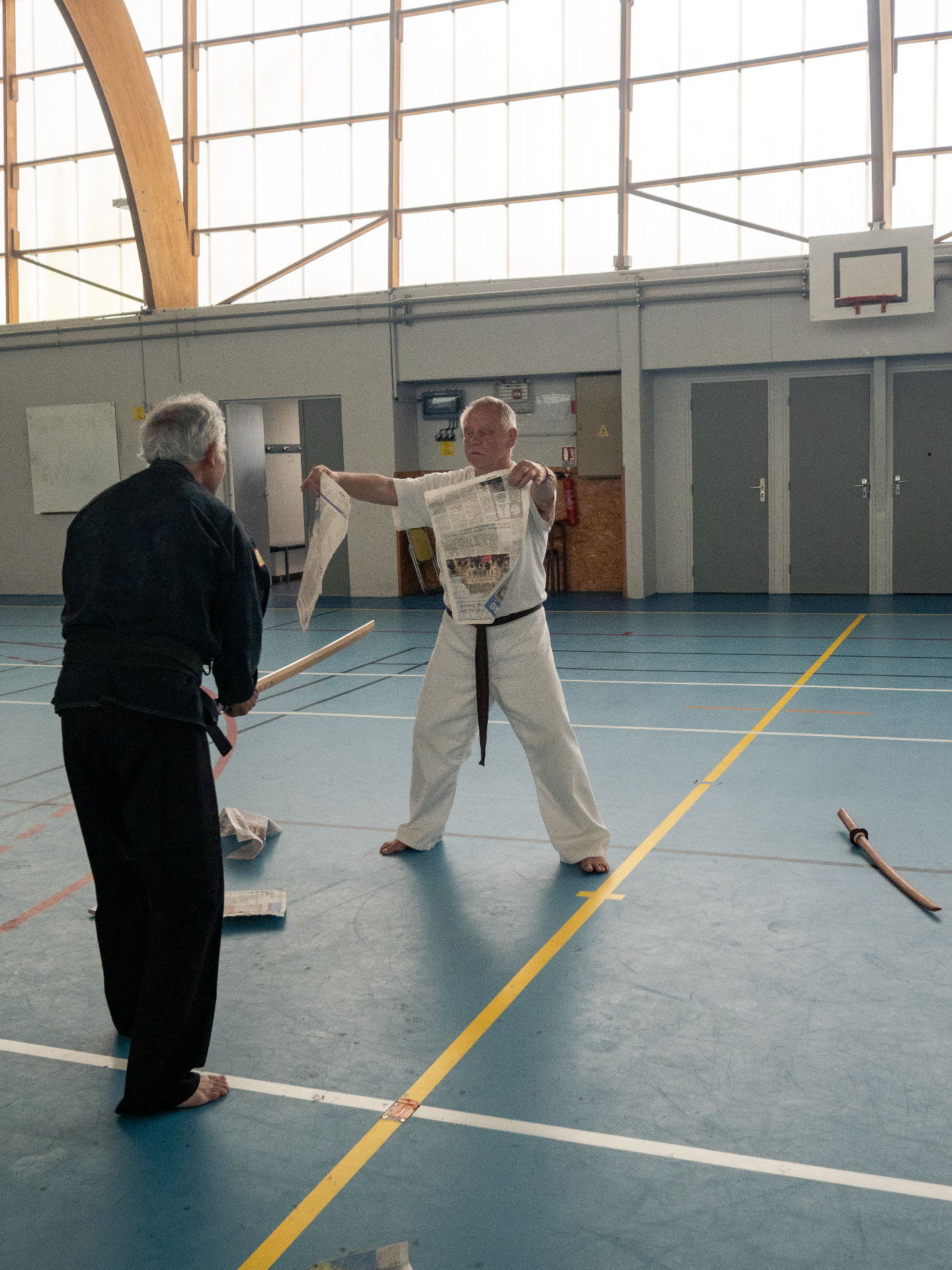 Démonstration de coupe au sabre en bois lors d'un cours de Viet Quyên Thuât